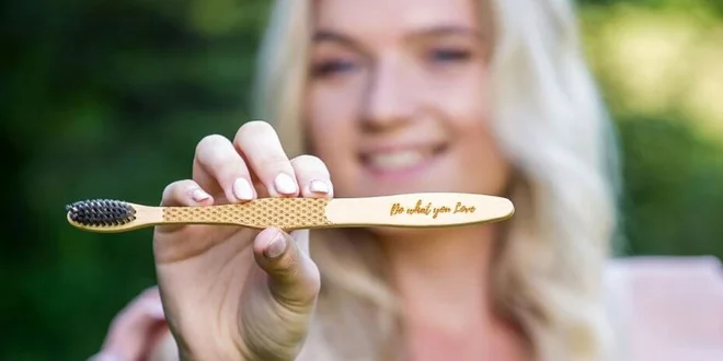 Set motivačných zubných kefiek z bambusu