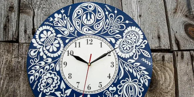Ručne maľované hodiny s ľudovými ornamentami
