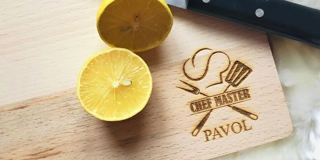 Doska na krájanie s vygravírovaným menom