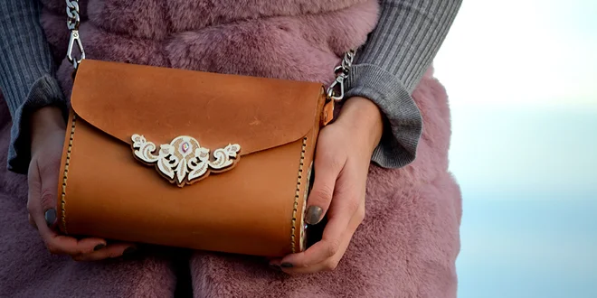 Dámske drevené kabelky s folklórnymi motívmi