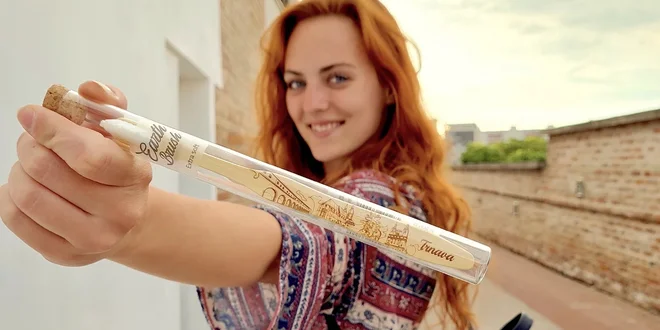 Bambusové zubné kefky s gravírovanou grafikou miest