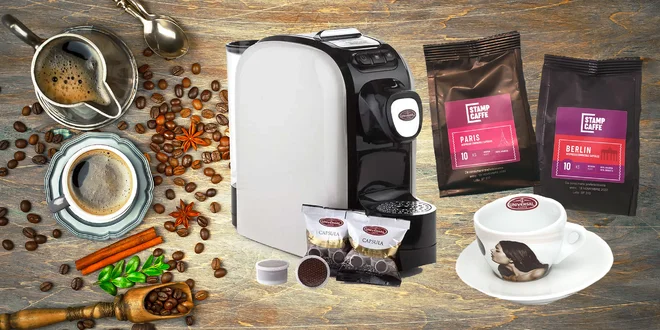 Balíčky kávových kapsúl, šálky i kávovar Universal Cafe