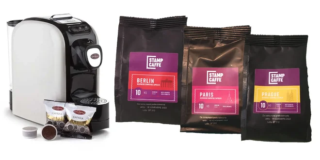 Balíčky kávových kapsúl, šálky i kávovar Universal Cafe