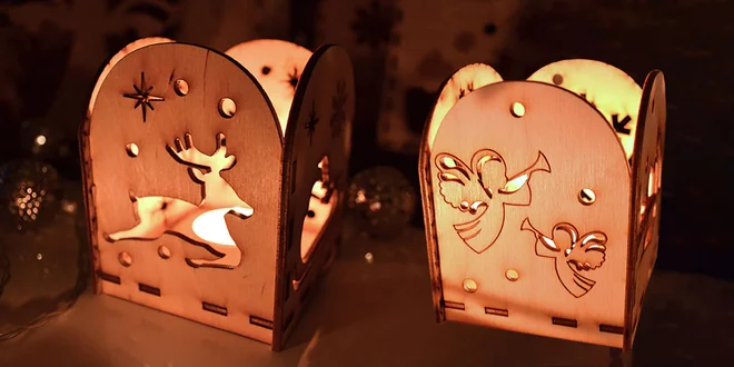 Rozžiarte izbu dreveným svietnikom, vencom či stromčekom