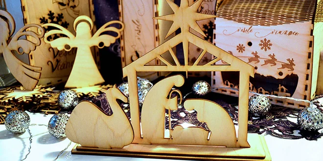 Rozžiarte izbu dreveným svietnikom, vencom či stromčekom