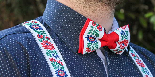 Pánsky folklórny motýlik alebo set s trakmi