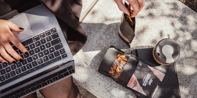 Chutné balíčky chipsov a tyčiniek z jedlého hmyzu