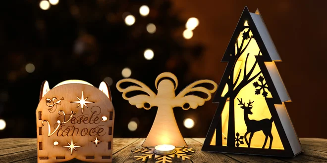 Rozžiarte izbu dreveným svietnikom, vencom či stromčekom