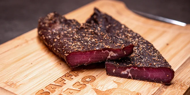 Darčekové sady s hovädzím mäsom Biltong, klobáskami, korením a vínom