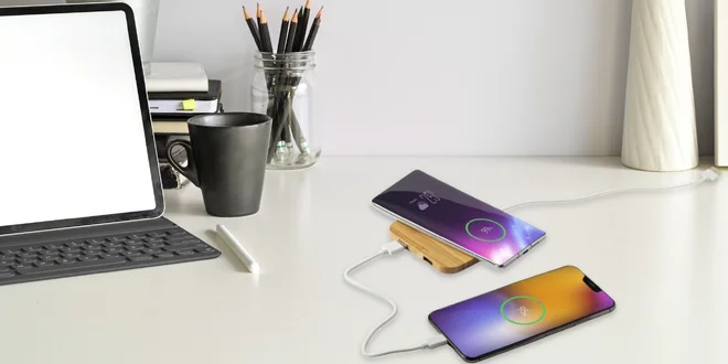 Bezdrôtová bambusová nabíjačka s vlastným textom