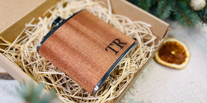 Personalizovaná ploskačka s gravírovaním, aj v darčekovom balení