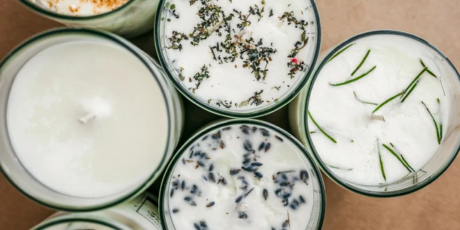 Sójové sviečky vo vínnom skle: levanduľa aj čisté bez parfumácie