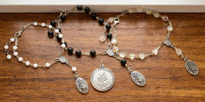 Růženec či přívěsek se svatým Kryštofem