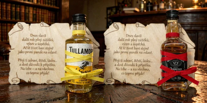 Kapka radosti: dřevěné přání s minilahvičkou alkoholu