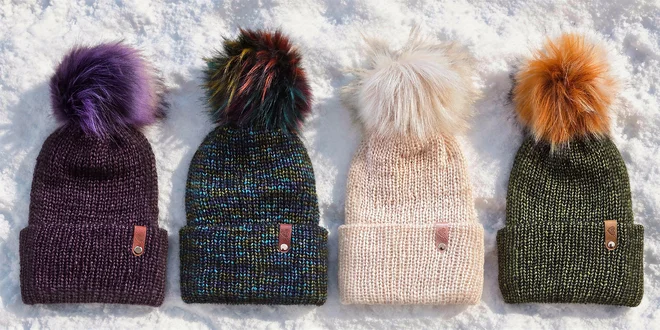 Zimní čepice s odnímatelnou bambulí: různé barvy a vzory