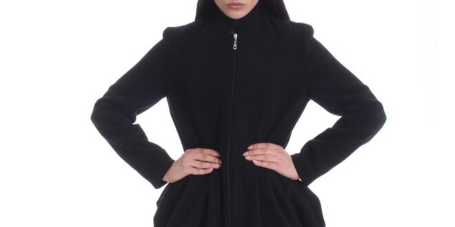 Dámský černý kabát a asymetricky střiženou zadní stranou Caramella Fashion