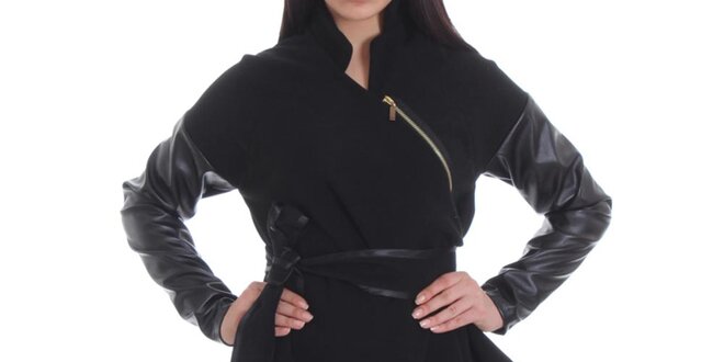 Dámský černý kabát s asymetricky umístěným zipem Caramella Fashion