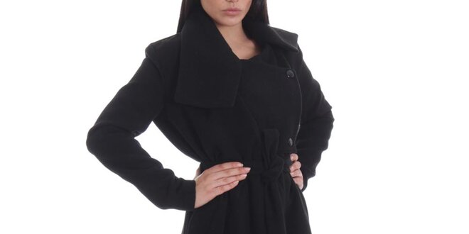 Dámský černý kabát s knoflíky, páskem a kapsami Caramella Fashion
