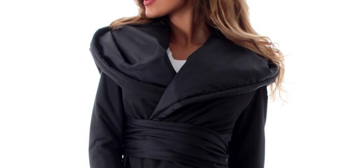 Dámská bunda s velkou kapucí a zavinovacím efektem s páskem Caramella Fashion