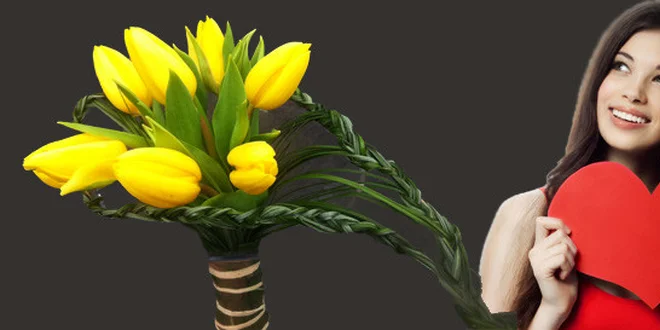 Kytice ze sedmi tulipánu s výpletem z trávy ve tvaru srdce.
