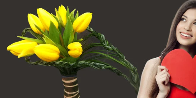 Kytice ze sedmi tulipánu s výpletem z trávy ve tvaru srdce.
