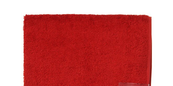 Větší sytě červený ručník Lacoste