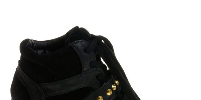 Dámské černé boty Maria Barcelo na vysokém klínku se zlatými cvoky
