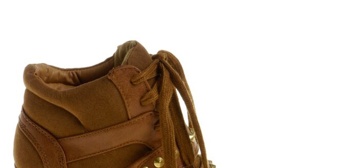 Dámské oříškově hnědé boty Maria Barcelo na vysokém klínku se zlatými cvoky