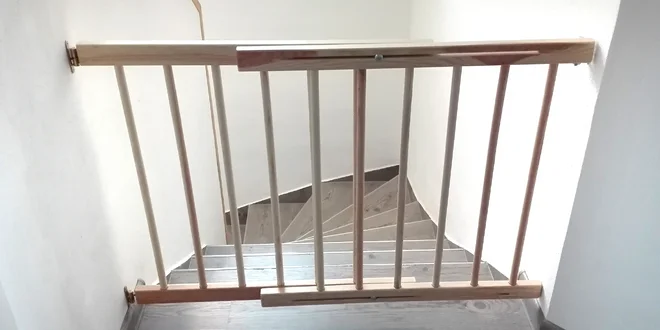 Bezpečnostní dřevěná zábrana mezi dveře nebo na schody