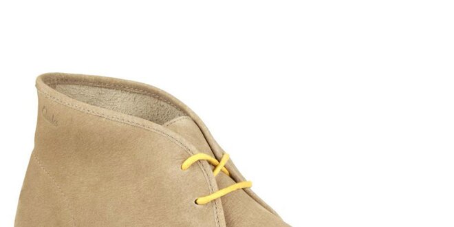 Pánské světlé kotníkové boty se žlutou tkaničkou Clarks