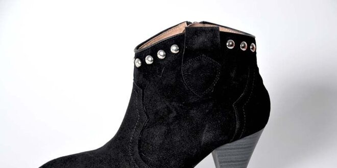 Dámské černé kotníkové boty Bluegenex s kovovými cvoky