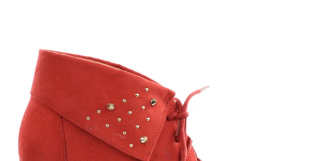 Dámské rudé boty na klínku s cvočky Vizzano