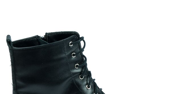 Dámské černé kožené boty s ozdobnou perforací Moda Italiana