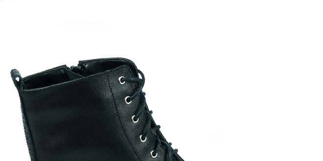 Dámské černé boty s ozdobnou perforací Moda Italiana