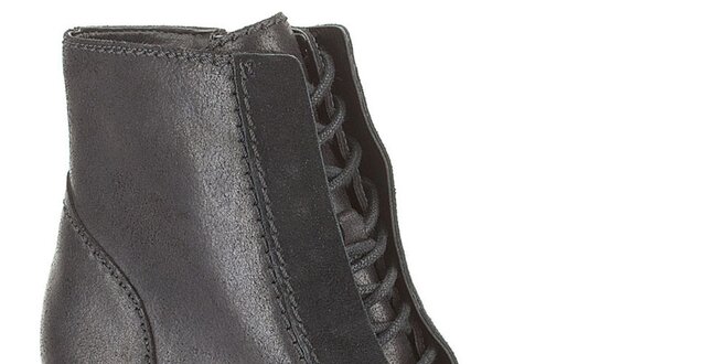 Dámské šněrovací kotníkové boty v černé barvě Clarks