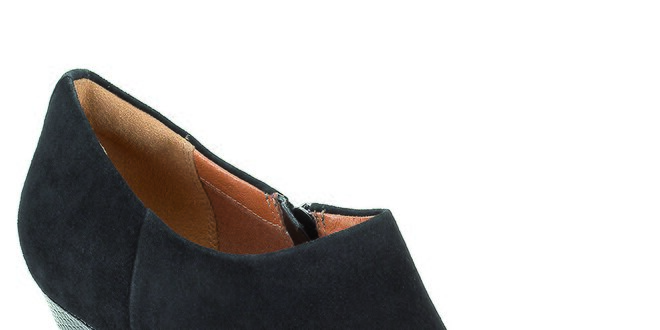 Dámské černé boty na vzorovaném klínku Clarks