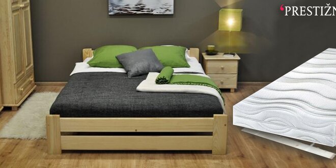 Masivní dřevěná postel roštem a matrací
