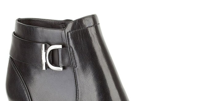 Dámské černé kožené kotníčkové boty s dekorativní sponou Clarks