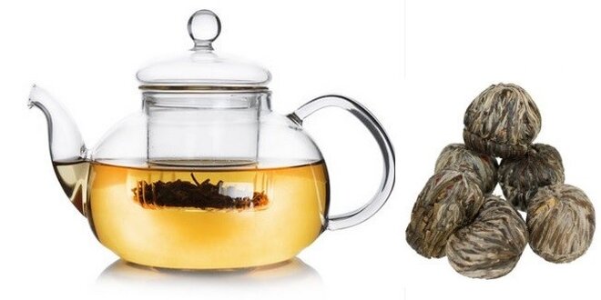 Čajová skleněná konvička a kvetoucí čaj