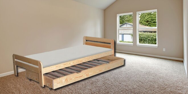Lakovaná postel z borovicového dřeva