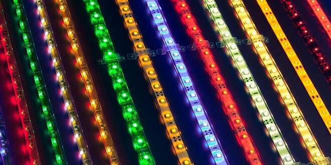 Bílé a barevné (RGB) LED pásky včetně nabídky příslušenství