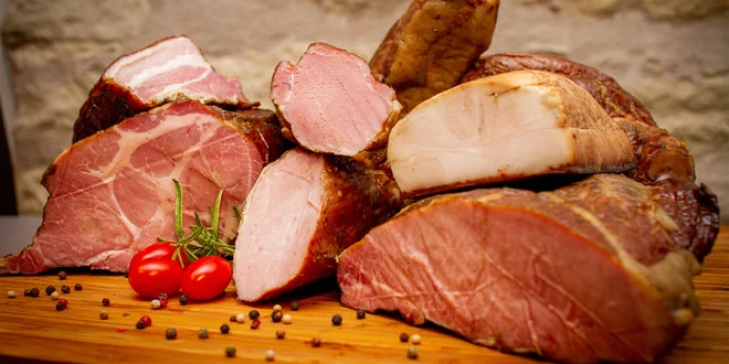 To pravé uzené z ČR: 3–7 kg bůčku, kolene i klobás