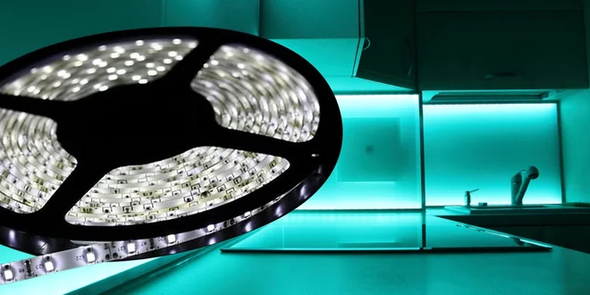 Bílé i barevné svíticí LED pásky s příslušenstvím