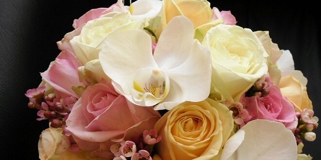 Svatební kytice z růží a orchidejí s korsáží pro ženicha
