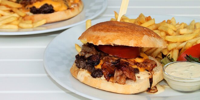Burgerové menu v restauraci Grand Prix
