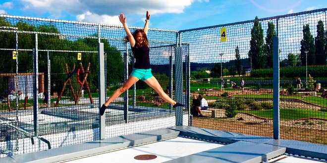 Skákaní na profesionální venkovní trampolíně