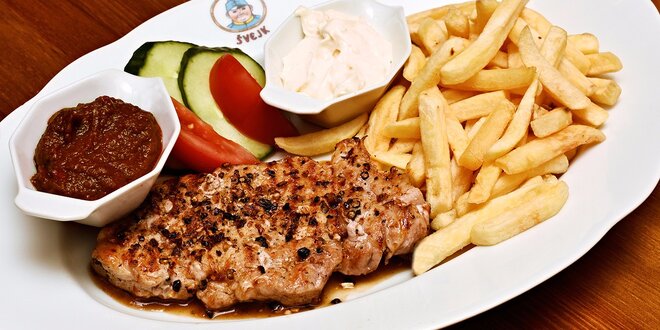 Vepřový steak s hranolky v Restaurantu Švejk