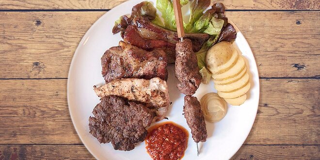Balkánský gril mix s brambory a domácím chlebem