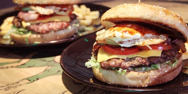 Dva výtečné burgery s porcí hranolek v Elektře