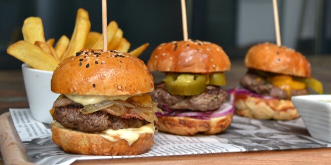 Tři domácí miniburgery s hranolky a tatarkou